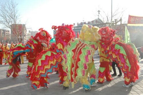 酒泉市2011年元宵节社火汇演期间，部分社火队来公司拜年