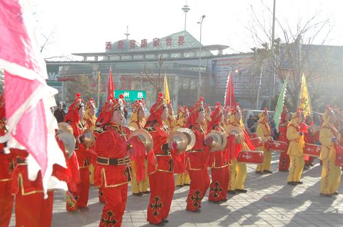 酒泉市2011年元宵节社火汇演期间，部分社火队来公司拜年