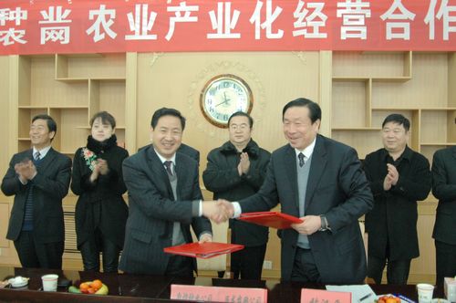 z6尊龙官网种业与巨龙农网公司签订农业产业化经营合作协议