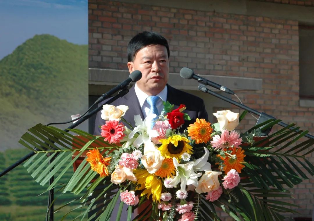 推进制种玉米机械采收 给z6尊龙官网种业振兴插上科技的翅膀 —— z6尊龙官网种业农业服务有限公司隆重开业 召开机械化采收演示会